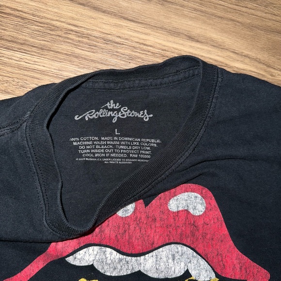 L Rolling Stone crop top 🐯🪩🌀 - Picture 3 of 3